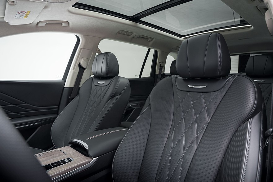 Крылатые габариты, немного эвкалипта и сила пользовательских настроек: тест-драйв Hongqi HS7