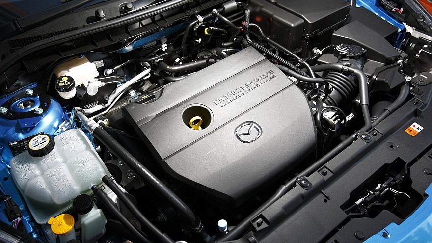 На фото: Под капотом Mazda3 Hatchback '2009–11
