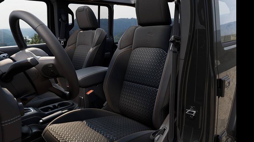 На фото: салон Jeep Wrangler Smoky Mountain Edition