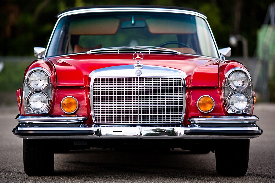 Купе Mercedes-Benz W111/112 (1959–1971) c вертикальной прямоугольной оптикой, причем в версии для североамериканского рынка фары превращались в круглые и раздельные
