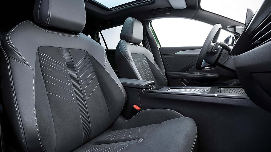 Обновлённый Opel Astra: премиальные фары, салон из вторсырья и батарейка побольше