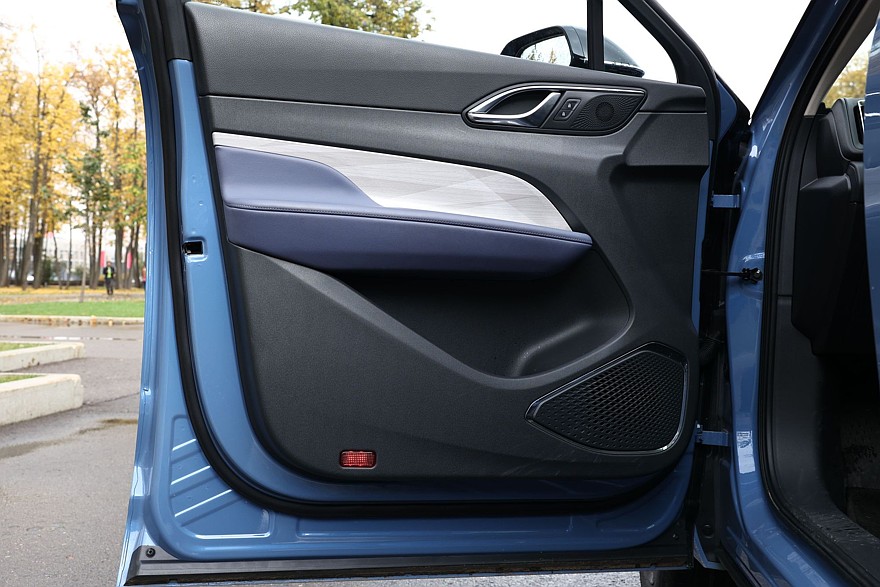 Красное знамя против четырёх колец: сравнительный тест Hongqi HS3 и Audi Q3