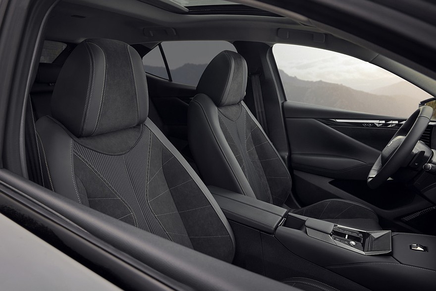 На фото: салон DS №4 Performance Line