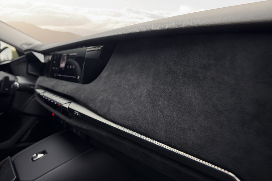 На фото: салон DS №4 Performance Line