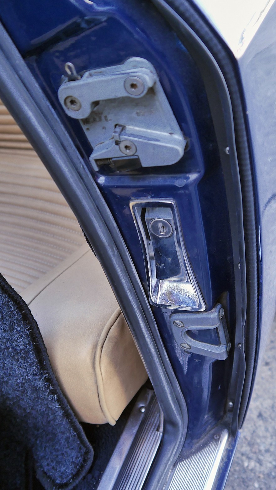 Рычаг открывания багажника спрятан в дверном проеме — как у наших Запорожцев P1060622