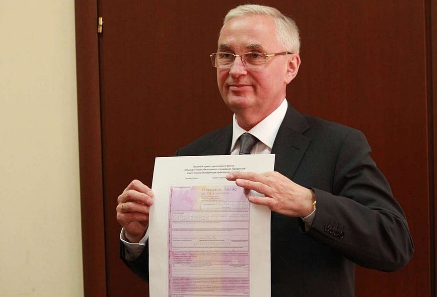 На фото: президент РСА Игорь Юргенс с образцом нового бланка
