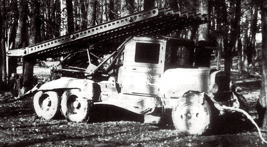 Разбитая боевая машина БМ-13 на автомобиле ЗИС-6. Осень 1941 года