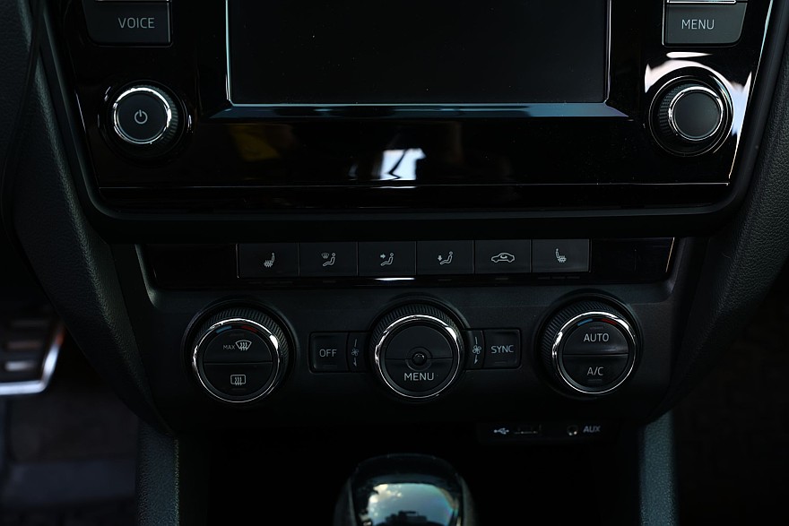 Skoda Octavia A7 с пробегом: ржавые пороги, дыры в дверях и комфортный салон из пластика