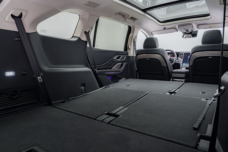 Крылатые габариты, немного эвкалипта и сила пользовательских настроек: тест-драйв Hongqi HS7