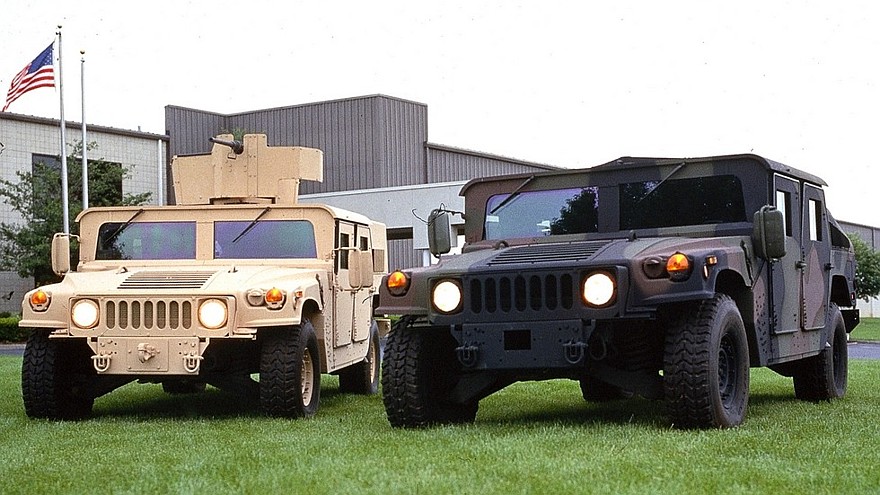Бронемашины M1116 (слева) и M1114 у здания компании O’Gara-Hess