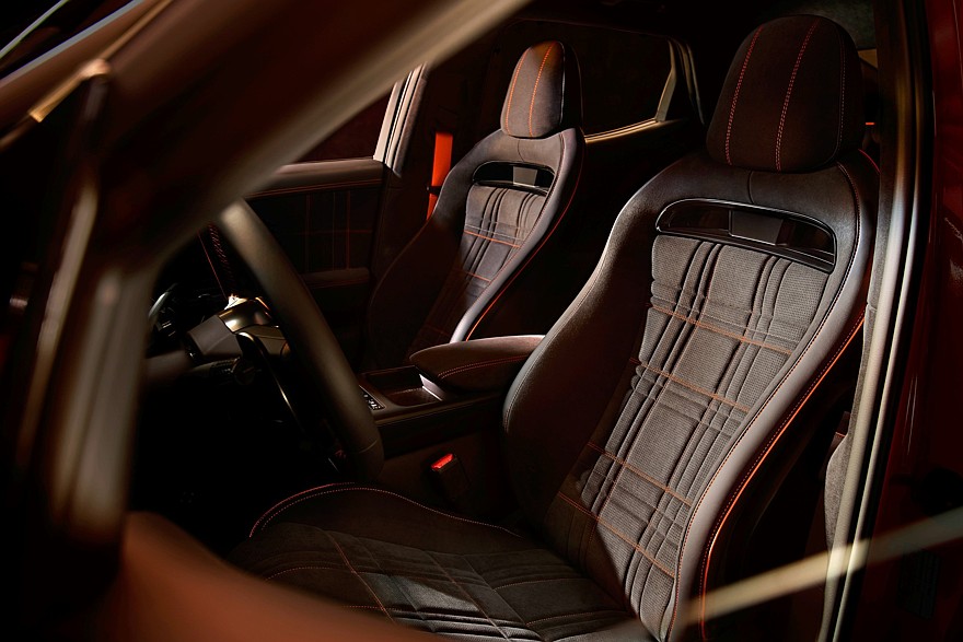 Две новинки от Genesis: серийный спортивный кроссовер GV60 Magma и будущий суперкар