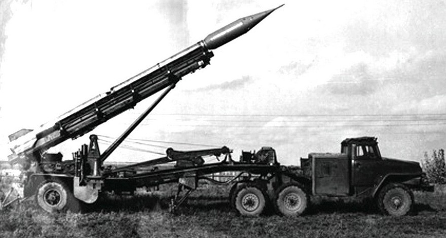 Первый активный автопоезд с тягачом Урал-375 и полуприцепом для ракетного комплекса «Луна» (из архива завода «Баррикады»)
