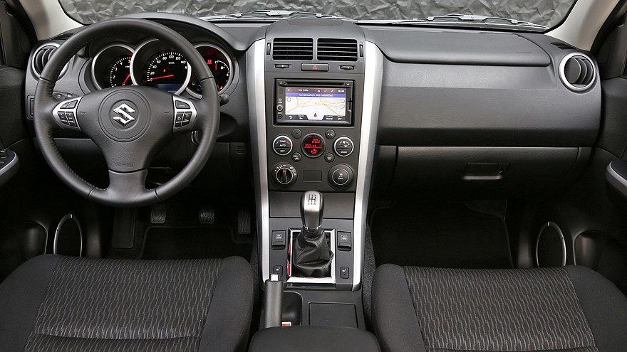 На фото: Торпедо Suzuki Grand Vitara 5-door '2012–н.в.