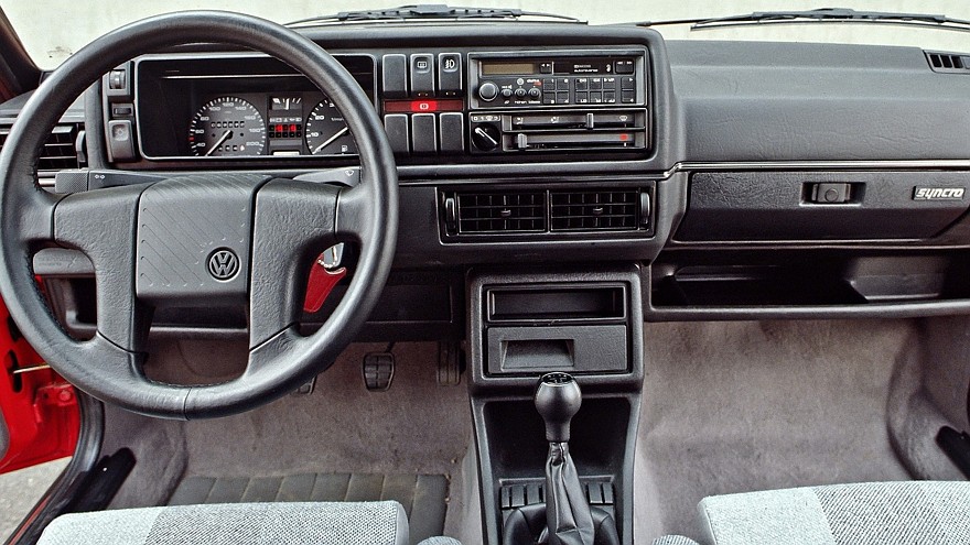 На фото: Торпедо Volkswagen Golf Country '1990–1991