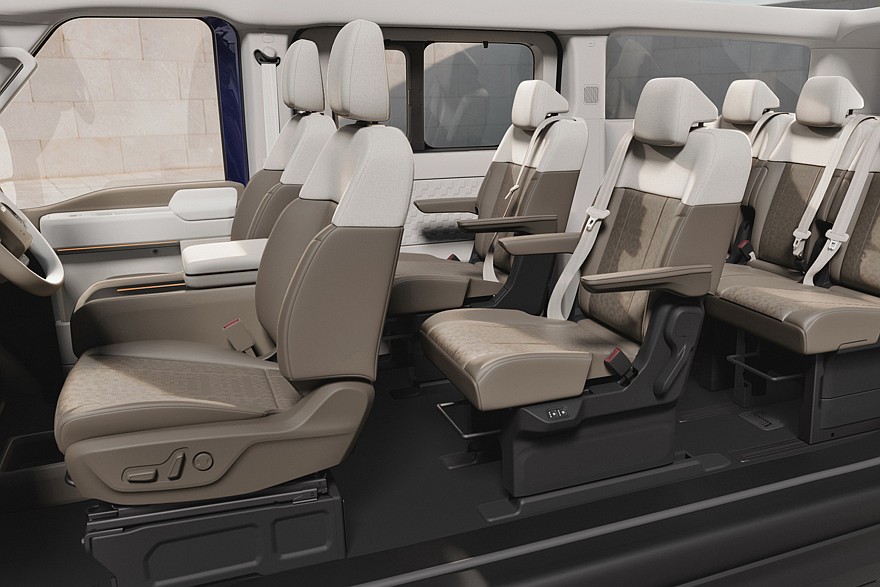 На фото: салон Kia PV7