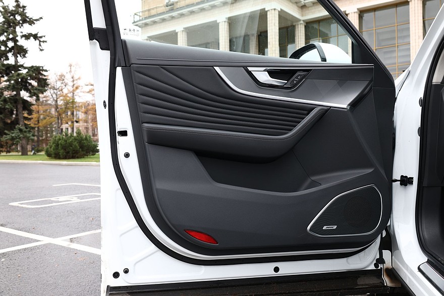 Больше не компромисс: необычный тест-драйв Hongqi HS5