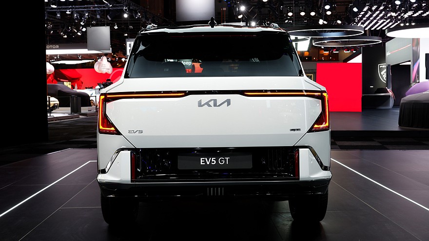 На фото: Kia EV5 GT
