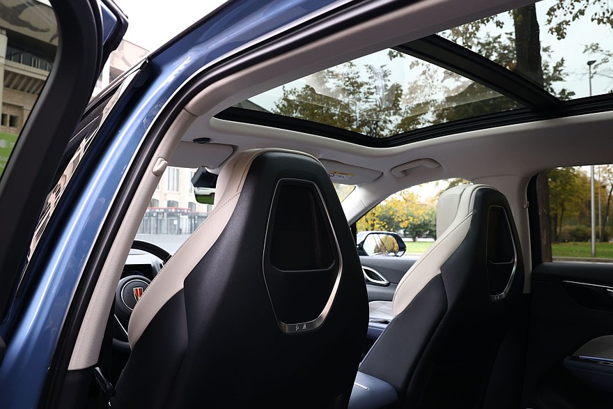 Красное знамя против четырёх колец: сравнительный тест Hongqi HS3 и Audi Q3