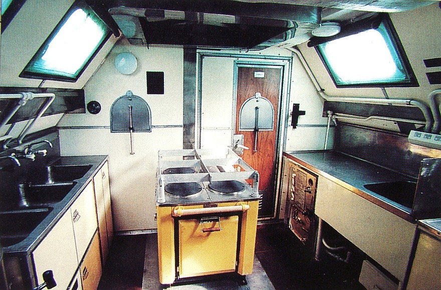 Кухонный отсек с варочной электроплитой, разделочным столом и мойкой
