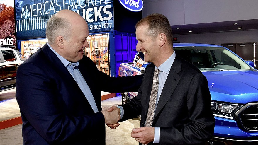 Глава Ford Джим Хэкетт (слева) и глава VW Герберт Дисс (справа) уверены, что альянс принесёт выгоду обеим компаниям.