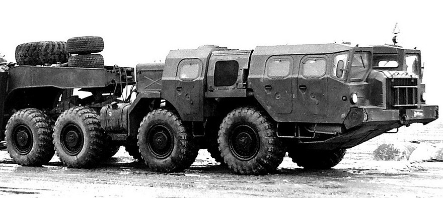 Седельный тягач МАЗ-74101 «Оплот-Т» с третьей кабиной для боевого расчета