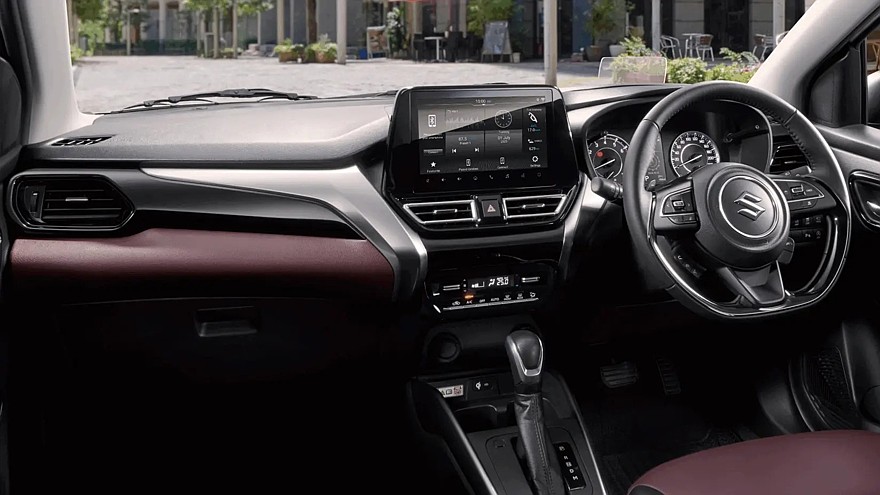 Suzuki Fronx доступен в Австралии только с 1,5-литровым бензиновым «атмосферником» (103 л.с., 137 Нм), дополненным мягкогибридным довеском в виде стартер-генератора и небольшой буферной батареи. Коробка передач — только 6-ступенчатый «автомат», привод — только передний, хотя, например, в Японии предлагается в том числе полноприводный Fronx.