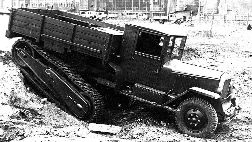 Испытания опытного грузовика ЗИС-42 с более мощным двигателем. 1945 год