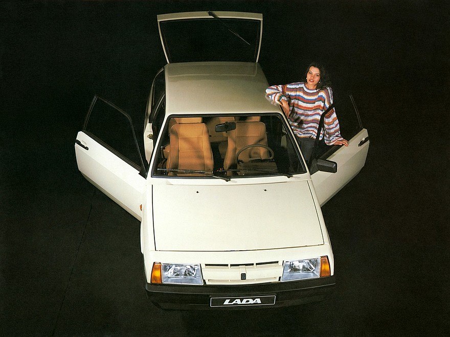Первые ВАЗ-2108 поступили в автомагазины СССР в самом конце 1984 года