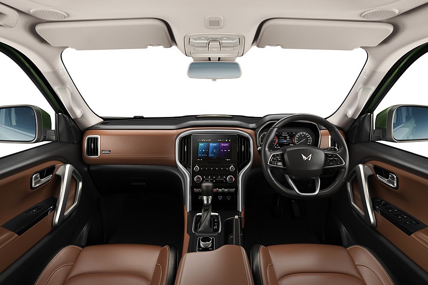 Интерьер дореформенного топового Mahindra Scorpio-N