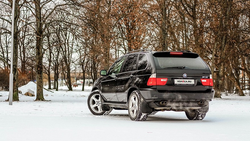 BMW X5 E53 чёрный вид сзади