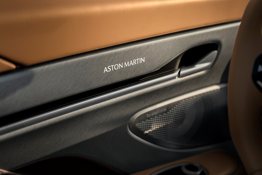 На фото: салон Aston Martin Vanquish Volante  25