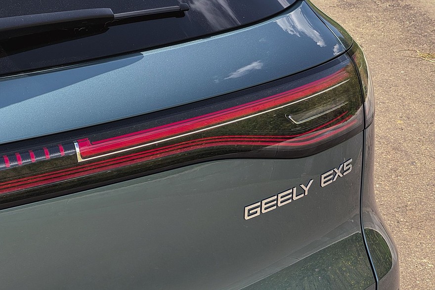 Зарядить быстрее, чем настроить: тест-драйв Geely EX5