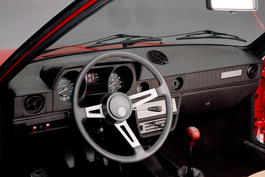 Кроме обычной трёхдверки (первое фото), Alfasud существовал и в виде имиджевого «купе» Sprint (1976-1983)