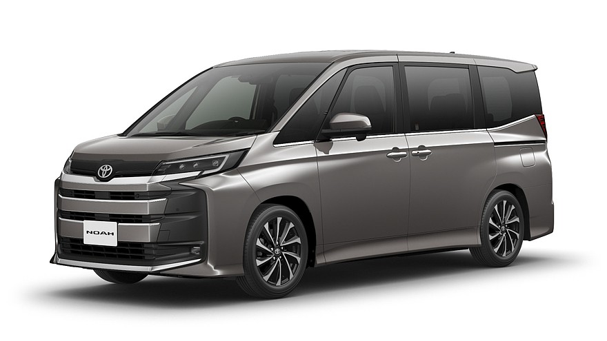 На фото: обновлённый минивэн Toyota Noah