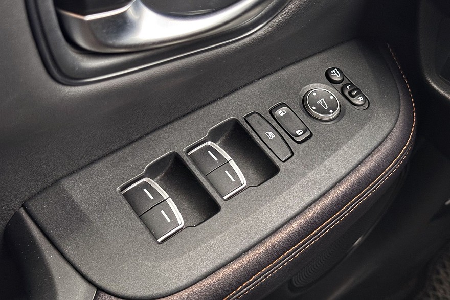 Японский минимализм с европейским лицом: тест-драйв Honda ZR-V