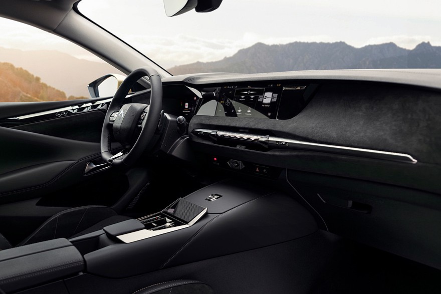 На фото: салон DS №4 Performance Line