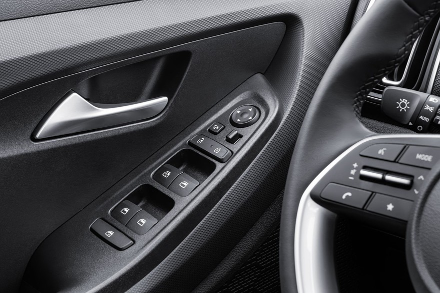 Электронные системы и панорамная крыша: изучаем комплектации Solaris HC