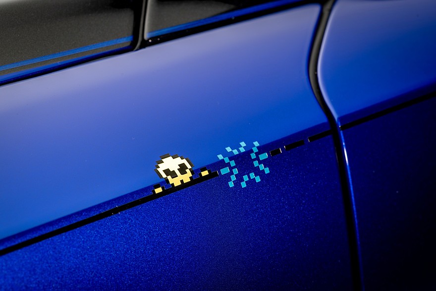 Впал в детство: Rolls-Royce Ghost получил пиксельный декор в стиле винтажных видеоигр