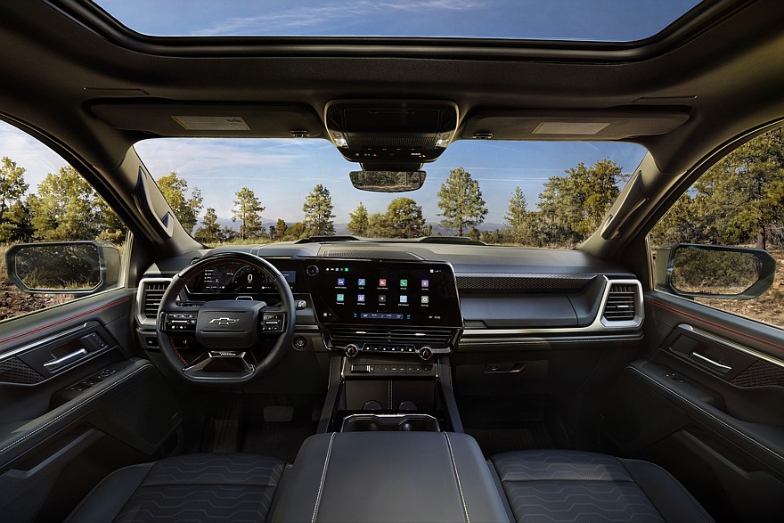 На фото: салон нового Chevrolet Silverado Trail Boss