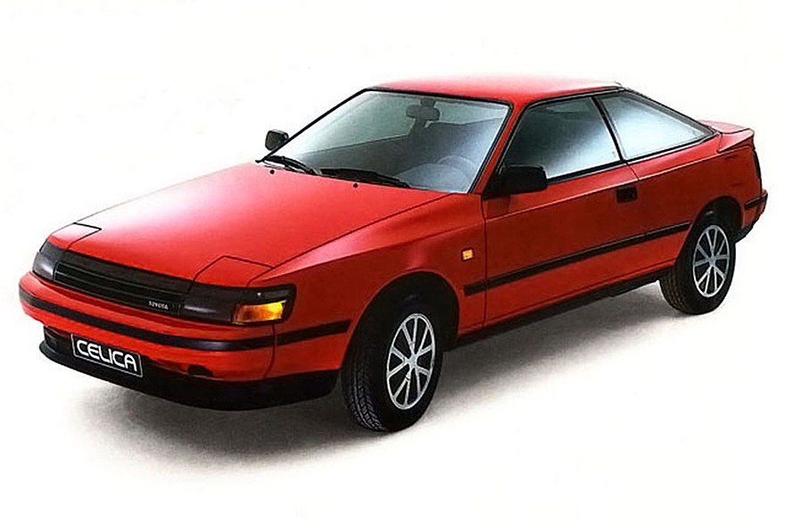 Открывающиеся фары – довольно популярное решение в этом классе в то время. Кроме Subaru XT они встречались на Toyota Celica, Nissan 240SX, Honda Prelude, Ford Probe и Mitsubishi Eclipse