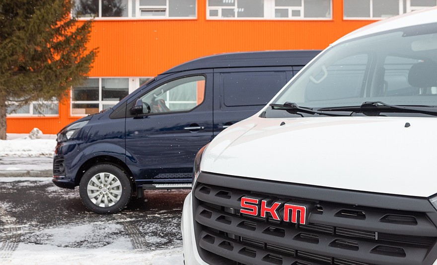На фото: коммерческие автомобили SKM