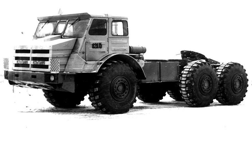 500-сильный седельный тягач МоАЗ-74111 с угловатой шестиместной кабиной (из архива МоАЗ)