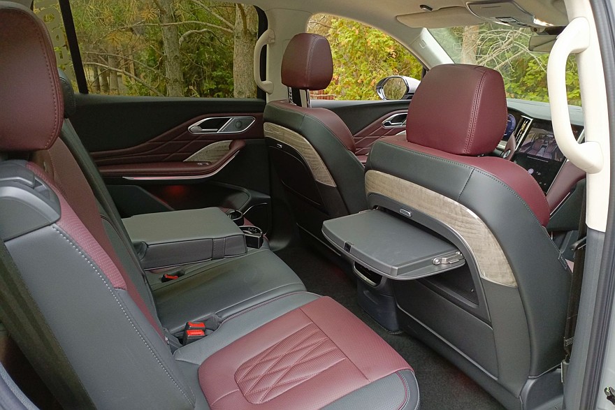 Крылатые габариты, немного эвкалипта и сила пользовательских настроек: тест-драйв Hongqi HS7