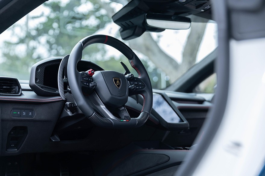 На фото: салон Lamborghini Temerario Tricolore