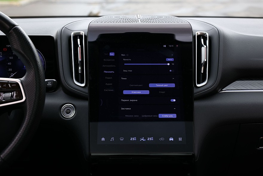 Красное знамя против четырёх колец: сравнительный тест Hongqi HS3 и Audi Q3