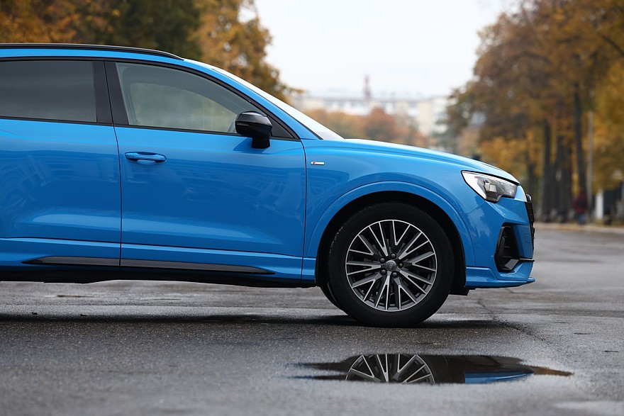 Красное знамя против четырёх колец: сравнительный тест Hongqi HS3 и Audi Q3