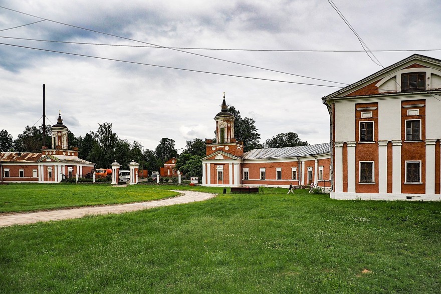 По Волоколамскому шоссе: первая ГЭС, две усадьбы и «штурмгешутц»