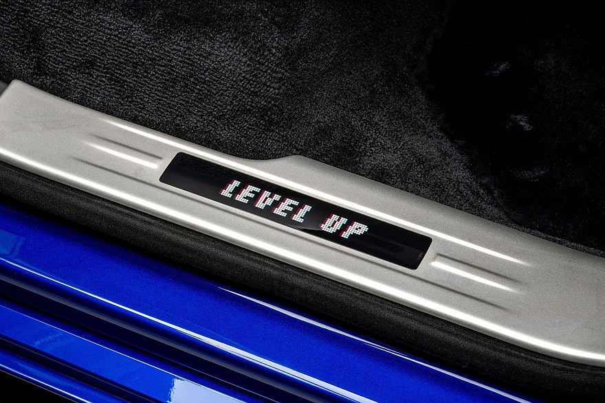 Впал в детство: Rolls-Royce Ghost получил пиксельный декор в стиле винтажных видеоигр