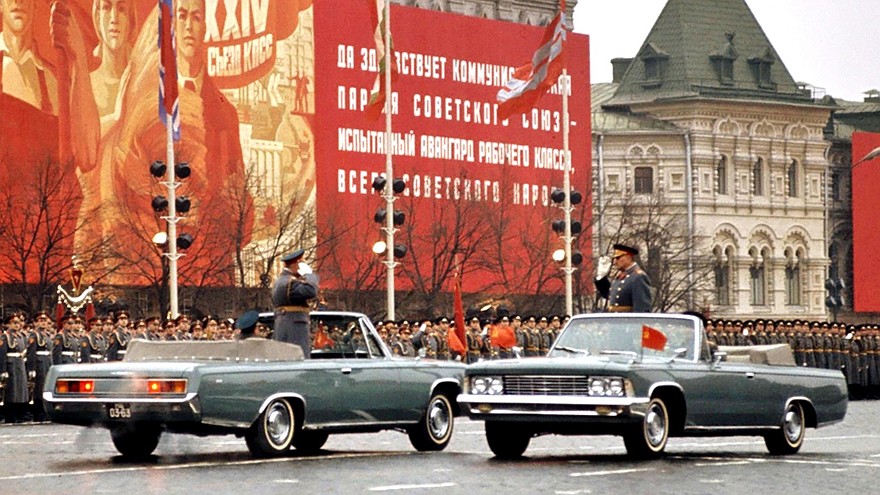 Укороченные кабриолеты ЗИЛ-117В на военном параде на Красной площади. 1973 год (кинокадр)
