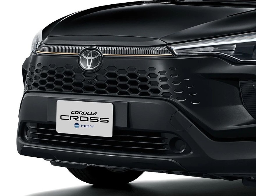 На фото: паркетник Toyota Corolla Cross the 60th